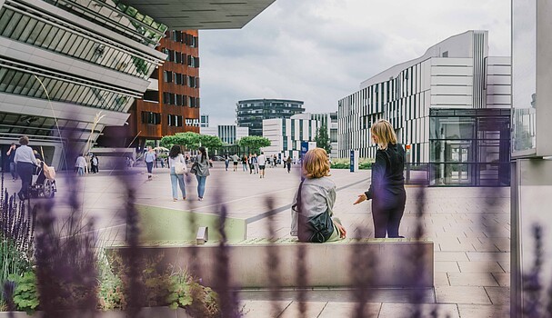 Two women sitting at Vienna University of Economics and Business